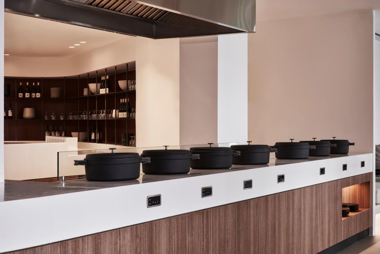Orama Hotel&Spa Fira  Exteriér fotografie A row of hot plates