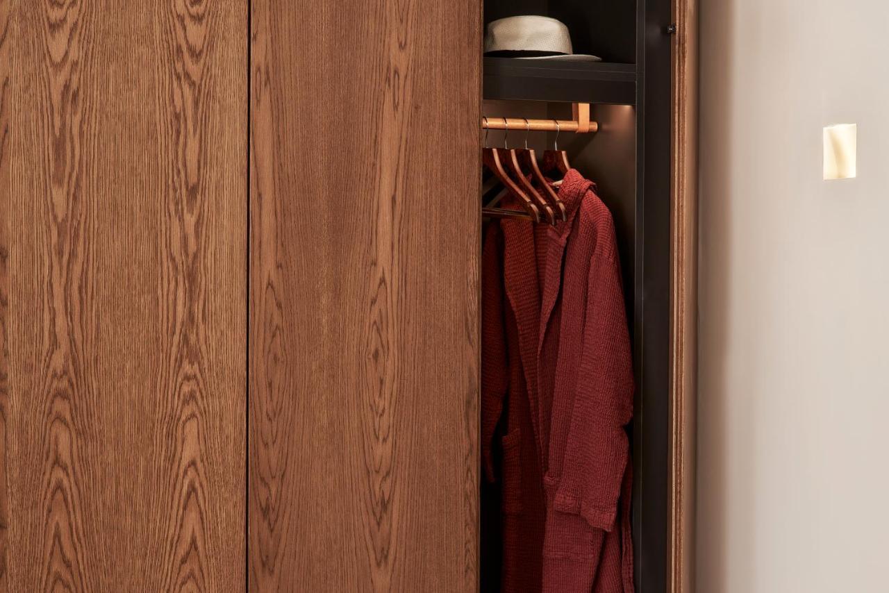 Orama Hotel&Spa Fira  Exteriér fotografie A wardrobe