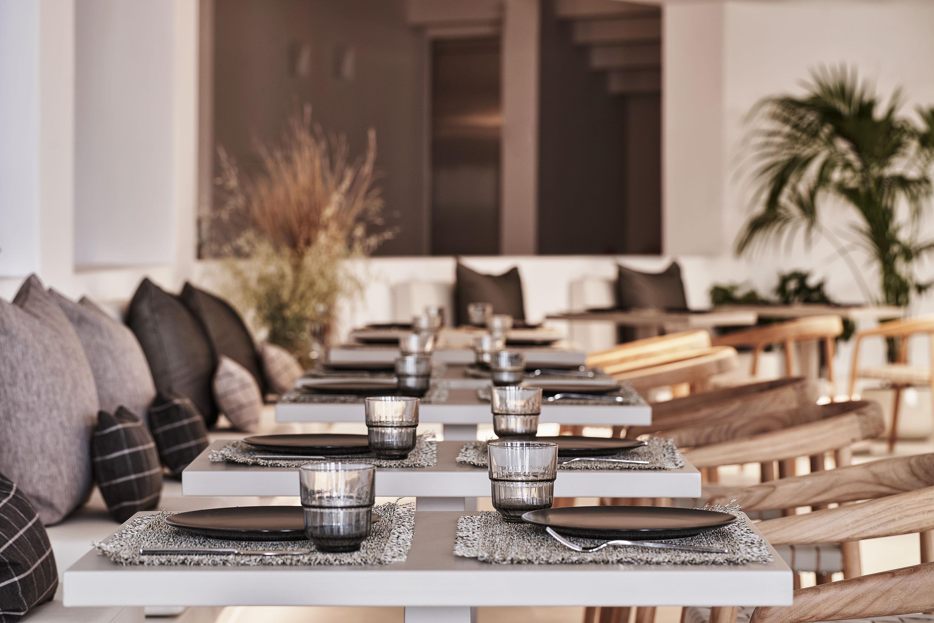 Orama Hotel&Spa Fira  Exteriér fotografie A table set for dinner
