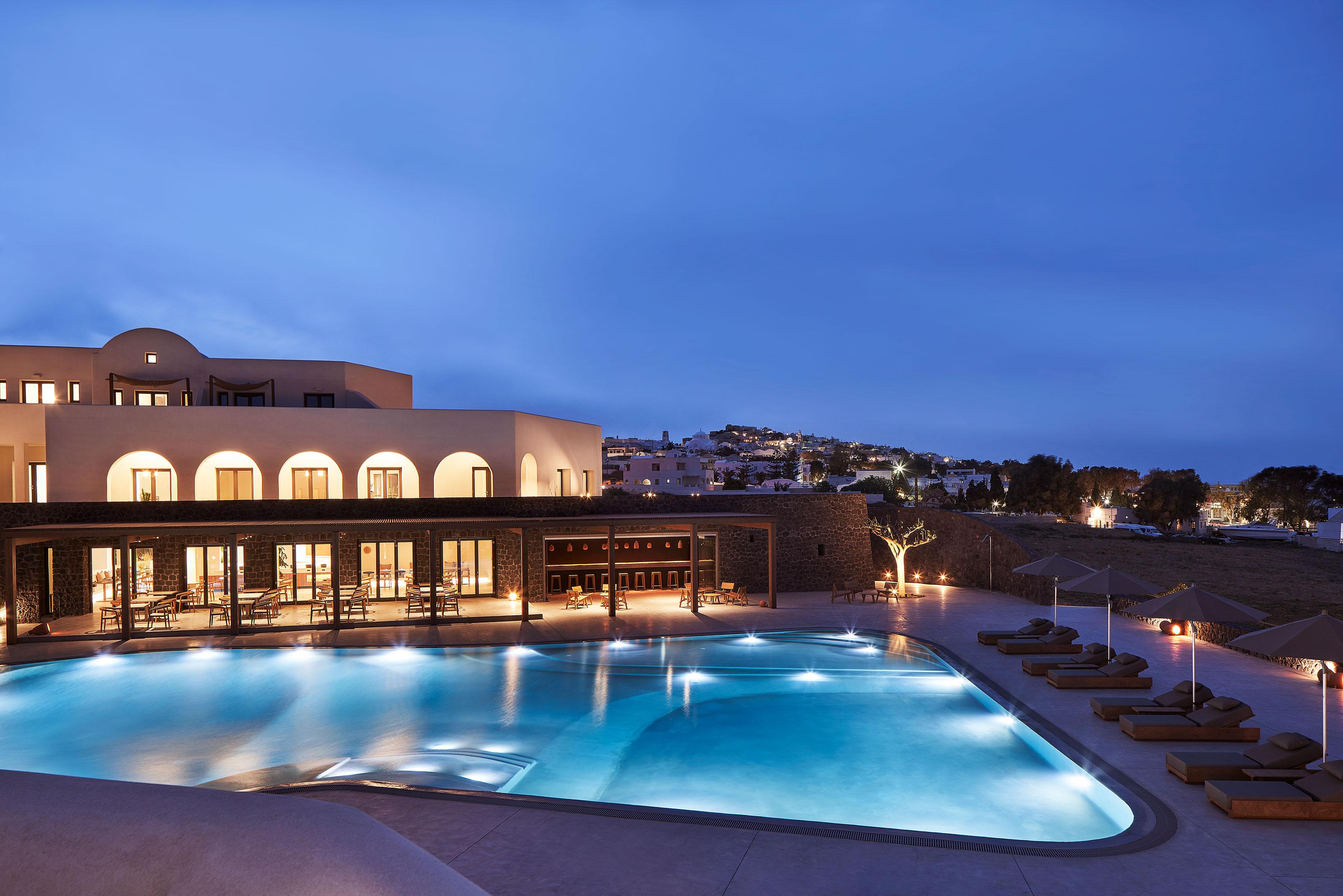 Orama Hotel&Spa Fira  Exteriér fotografie The resort at night