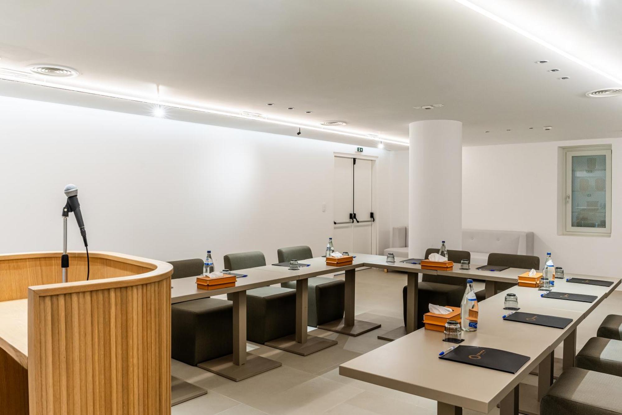 Orama Hotel&Spa Fira  Exteriér fotografie The conference room of the European University Institute